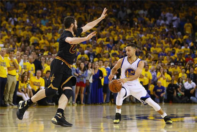 姚明父母现场助阵 苏州肯帝亚赢下关键卡位战