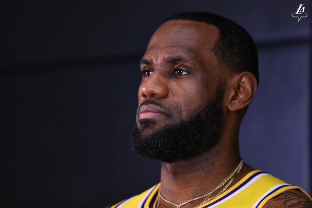 申京26+11库里19分 火箭险胜勇士晋级杯赛四强